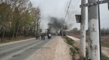 Imagen de Levantaron el corte de la Ruta Chica en Allen: reclamaron por la luz y fueron recibidos por el intendente