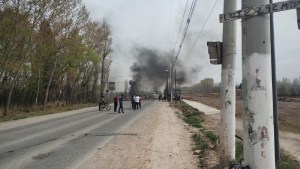 Cortan la Ruta Chica en Allen: un grupo de vecinos reclama por el servicio de luz