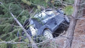 Ruta 40: bomberos de El Bolsón asistieron a una familia que despistó y terminaron con su auto en un barranco