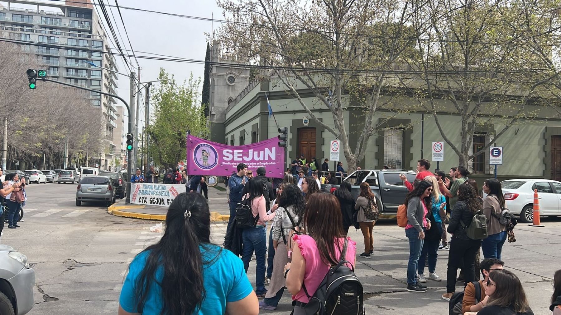 Trabajadores judiciales llevaron su protesta a Casa de Gobierno de Neuquén. Foto: Gentileza. 