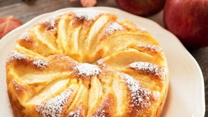 Cómo hacer una torta matera de manzana, fácil y esponjosa: el secreto para que quede genial