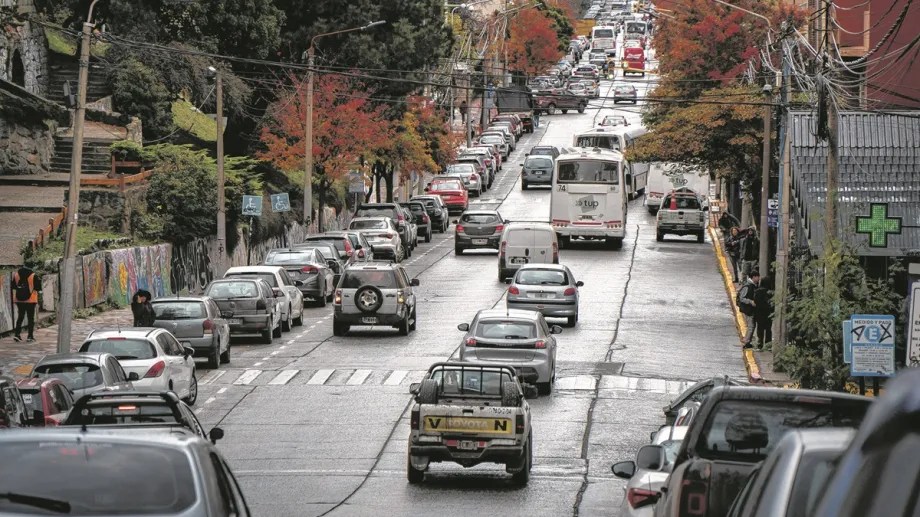 Aseguran que la demanda de pasajeros es abundante y los taxis y remises no cubren todo el mercado. (archivo)