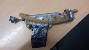 Amenazas con armas de fuego caseras afuera de un centro de prevención de adicciones de Roca