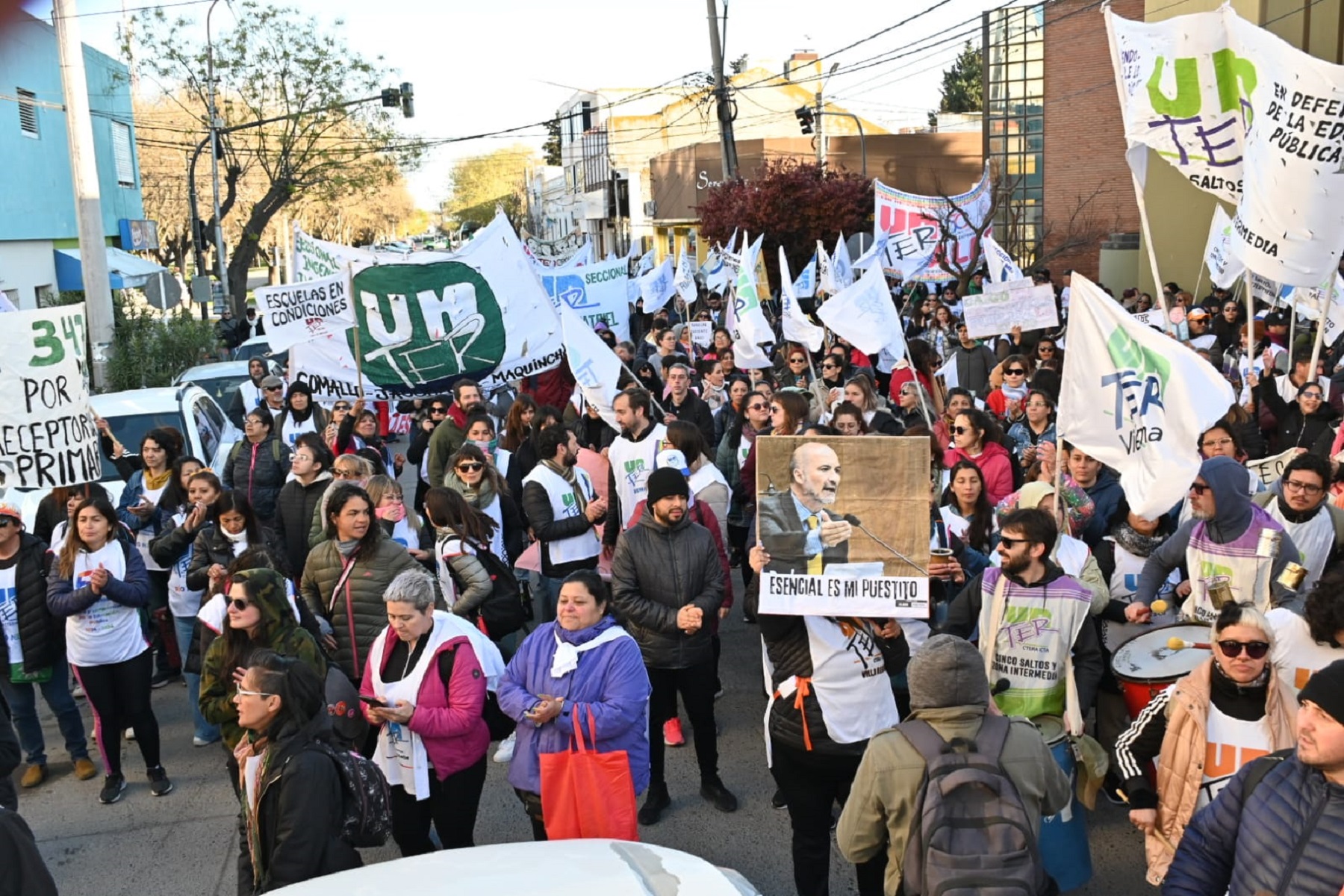 El gremio docente realiza su marcha provincial en Viedma. Foto: Marcelo Ochoa.