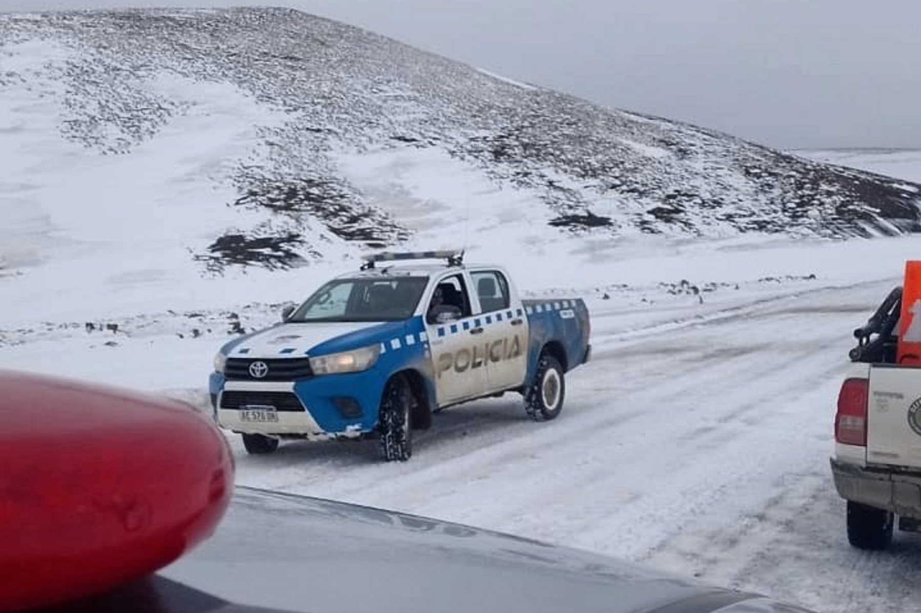 Entró a una ruta cerrada, la rescataron en la nieve y fue a quejarse por su camioneta. 