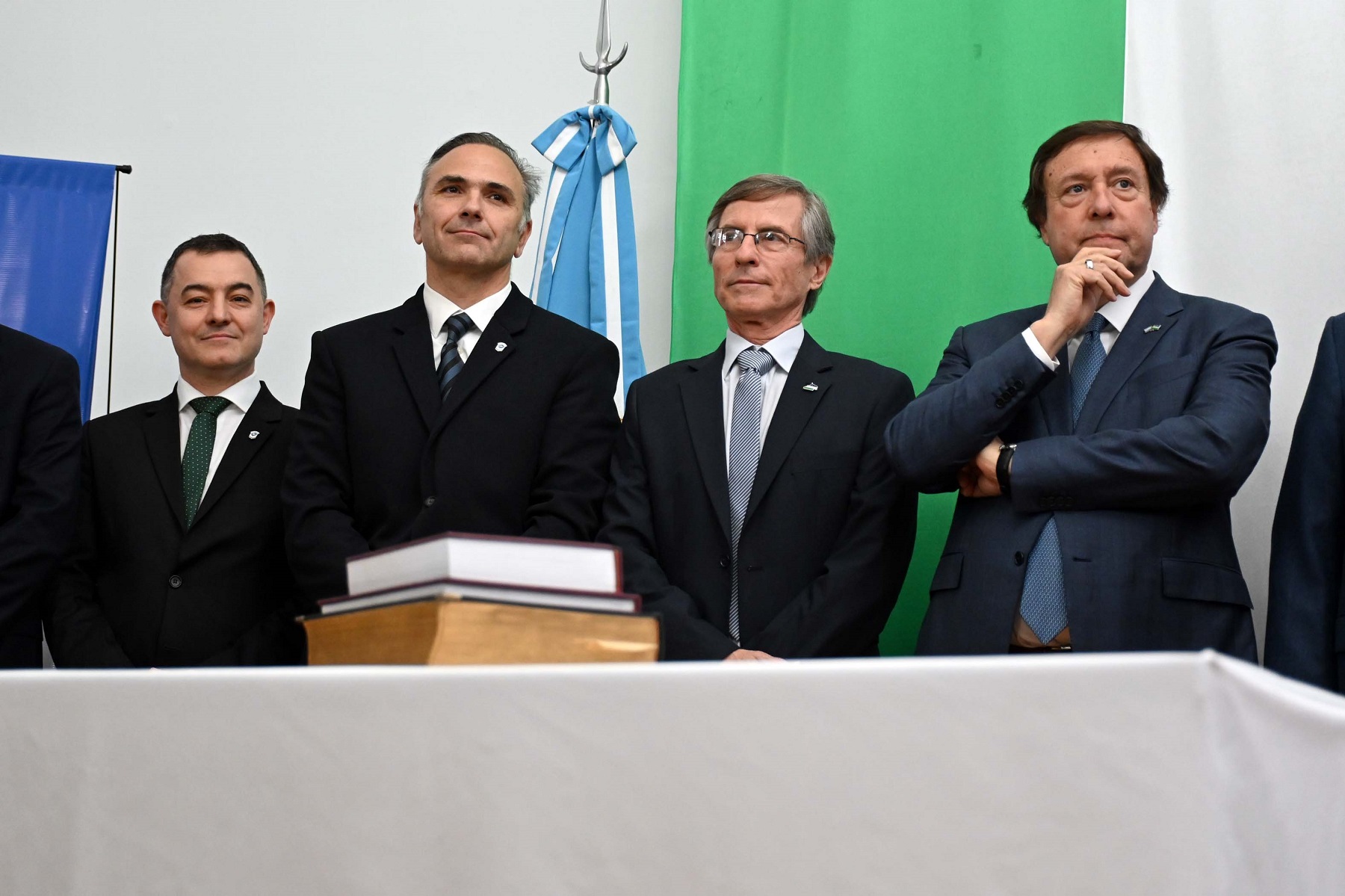 El gobernador Alberto Weretilneck junto a Dumrauf, Lutz y Gatti, en la jura del jueves. (Foto: Marcelo Ochoa)