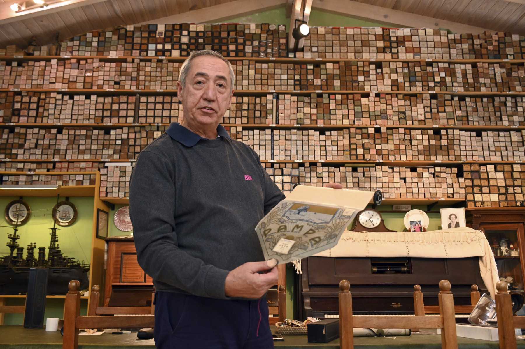 Horacio Asborno, coleccionista de pianolas y rollos. 
Foto: Marcelo Ochoa