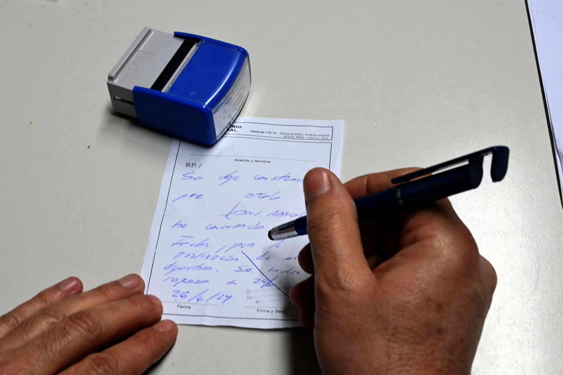 Aparecen certificados emitidos durante la misma jornada por profesionales en favor de estatales de localidades muy distantes. Foto: Marcelo Ochoa