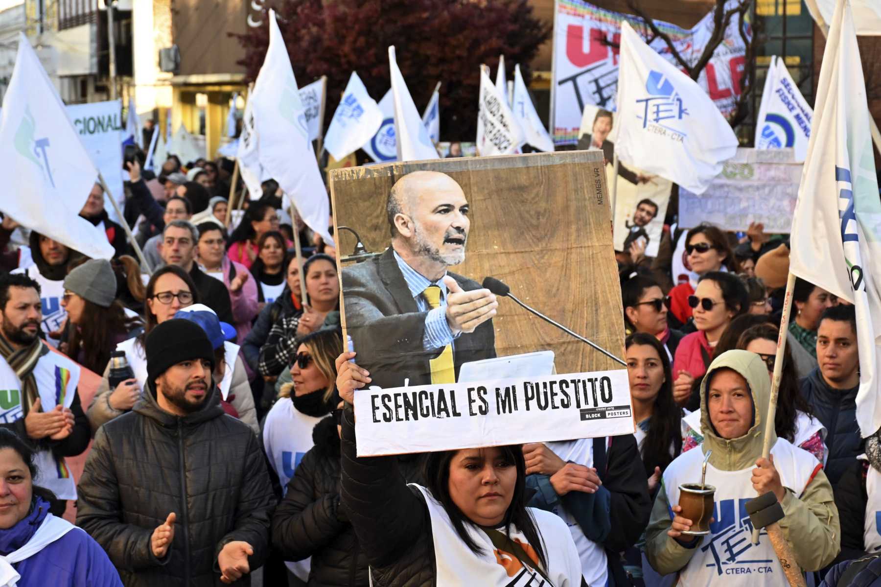 Durante el tratamiento de la Esencialidad Educativa hubo incidentes frente a la Legislatura. Foto : Marcelo Ochoa