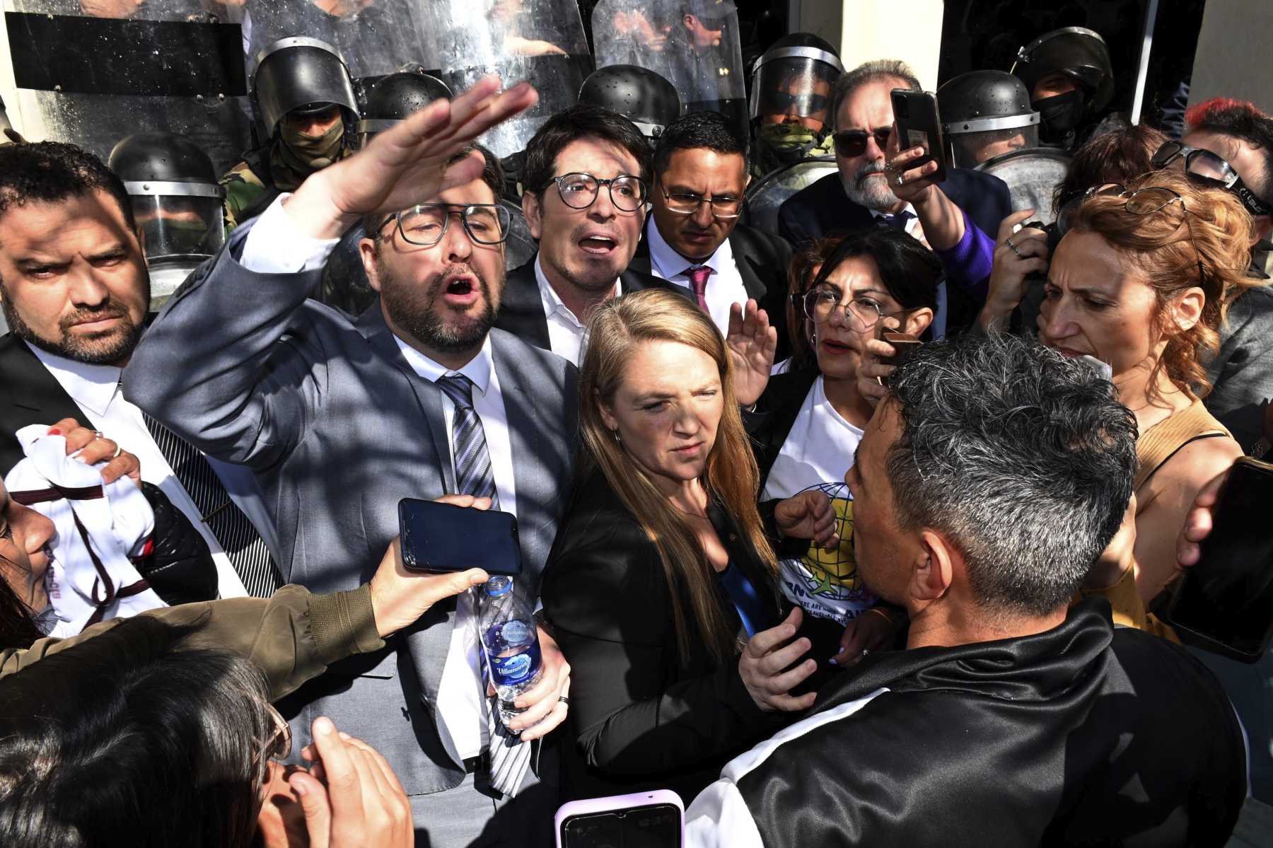 Los incidentes alrededor de la sesión legislativa del jueves pasado, en Viedma. (Foto : Marcelo Ochoa)