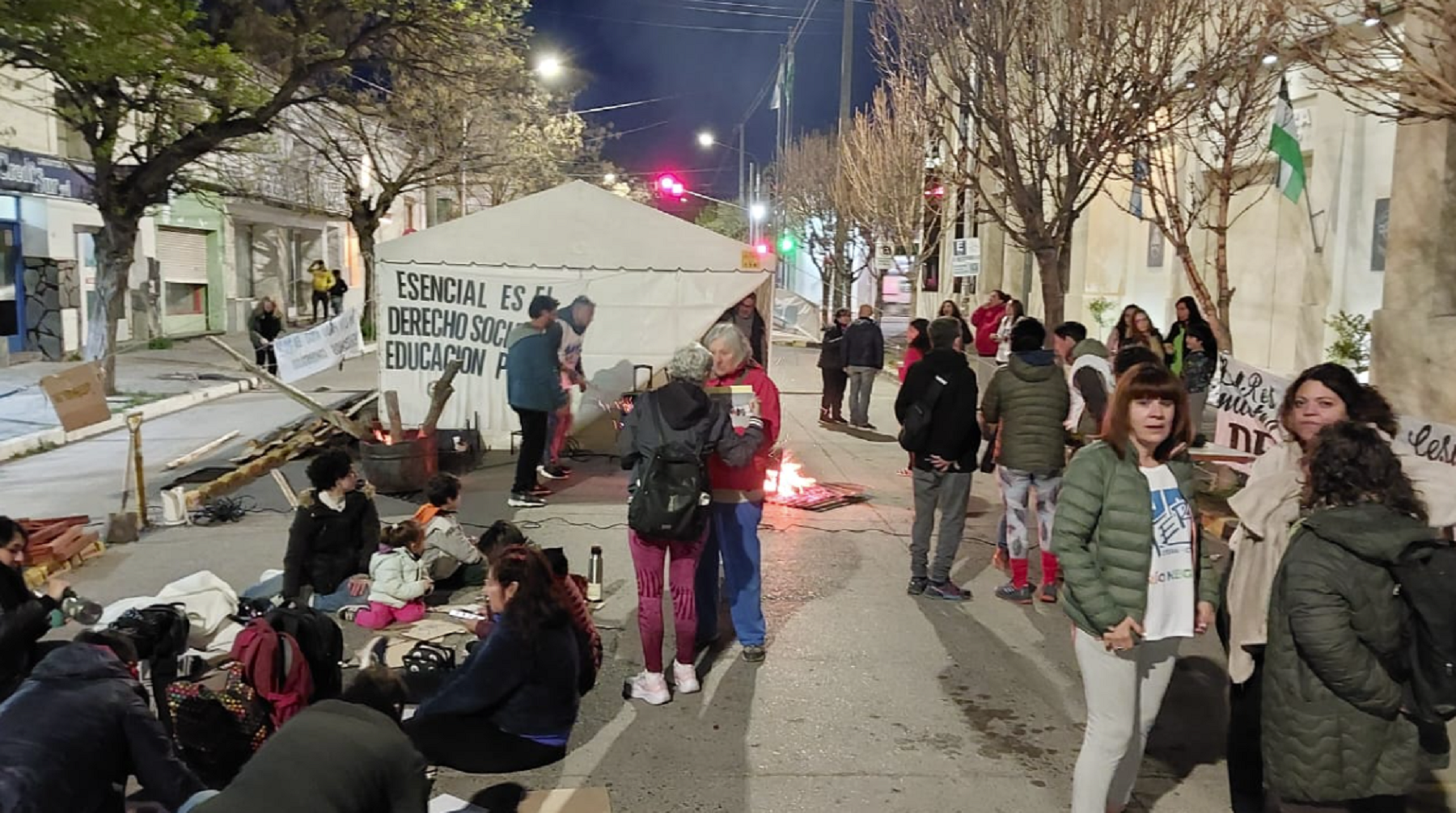 Unter comenzó la vigilia frente a la Legislatura de Río Negro.