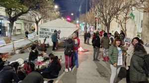 Vigilia de Unter frente a la Legislatura de Río Negro: «Esencial es el derecho a la educación»