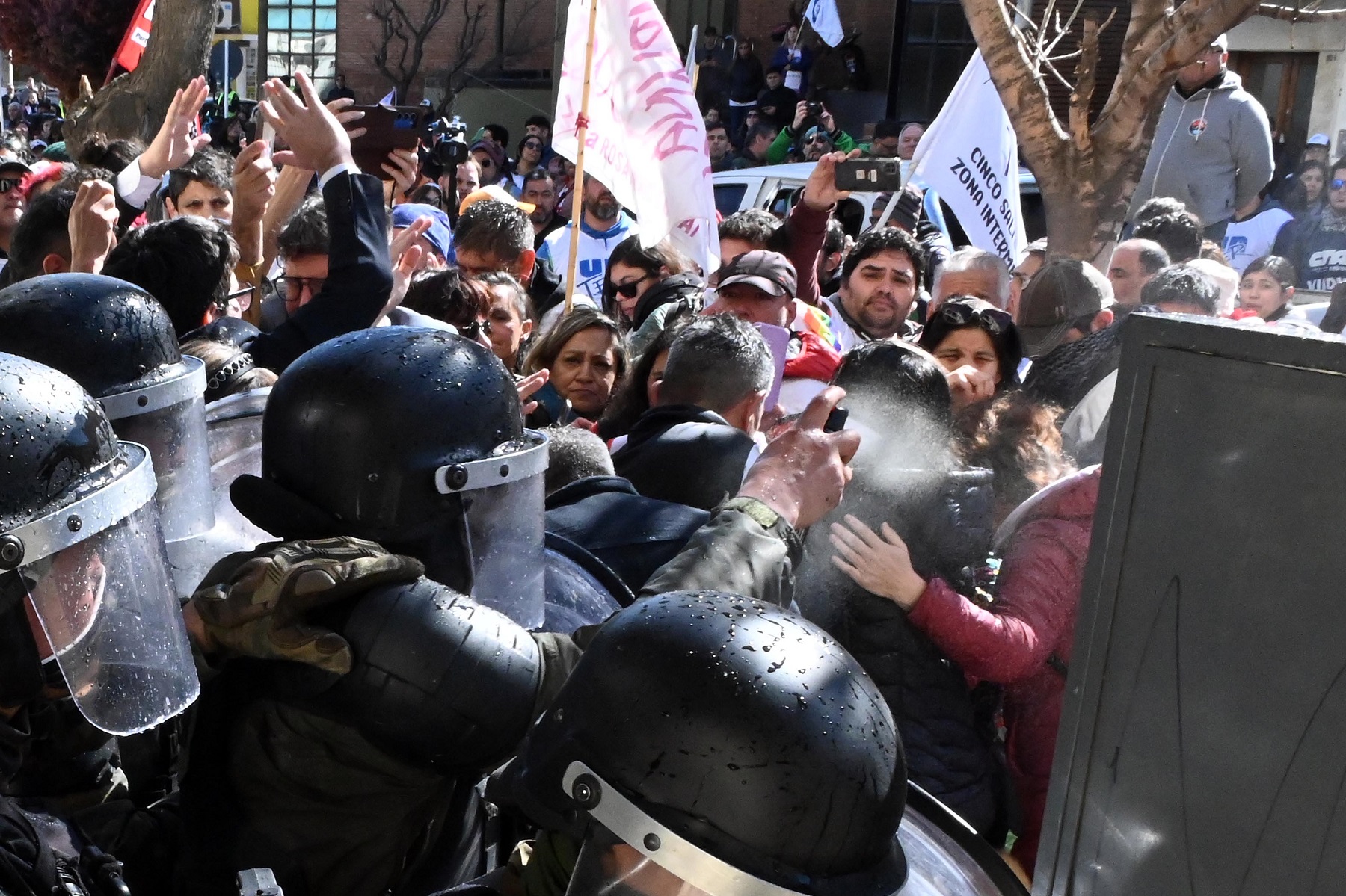 Los incidentes se registraron durante casi toda la mañana del jueves. Foto: Marcelo Ochoa.