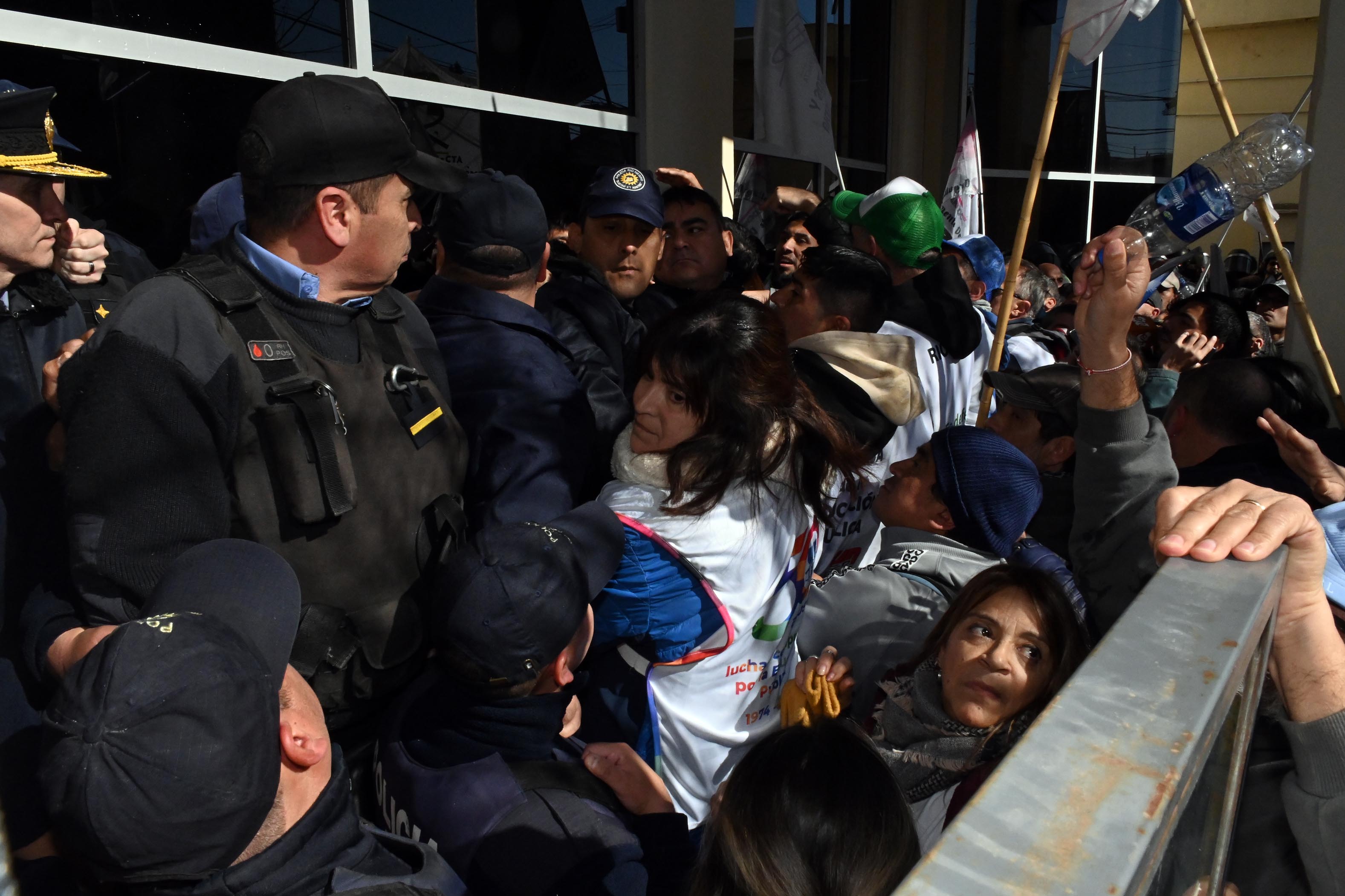 La tensión fue en aumento cuando los docentes no pudieron ingresar al recinto.  Foto: Marcelo Ochoa.