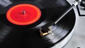 Prepará las bateas, que este domingo llega una nueva feria de vinilos en Neuquén