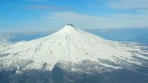 Imagen de Video | Sobrevoló el volcán Villarrica que está en alerta amarilla: es de Neuquén, vive en Chile y no le tiene miedo a la lava