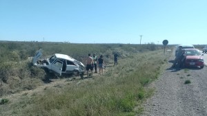 Perdió el control y volcó por las deformaciones de la Ruta 22 en Valle Medio