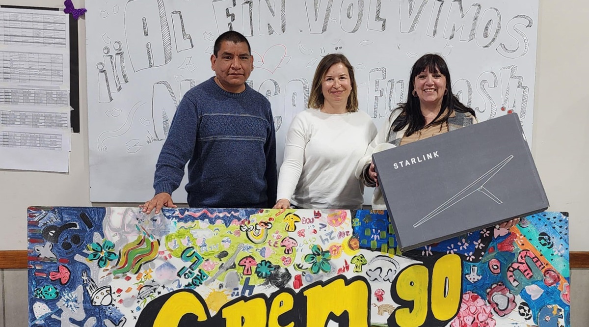 La ministra Soledad Martínez entrega una antena Starlink al CPEM 90. Foto: gentileza.