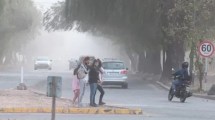 Imagen de Viento zonda: alertas amarilla y naranja afectan a cinco provincias este sábado