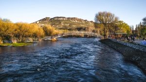 Video: Así bajan las balsas por el río Chimehuín para abrir la nueva temporada de pesca