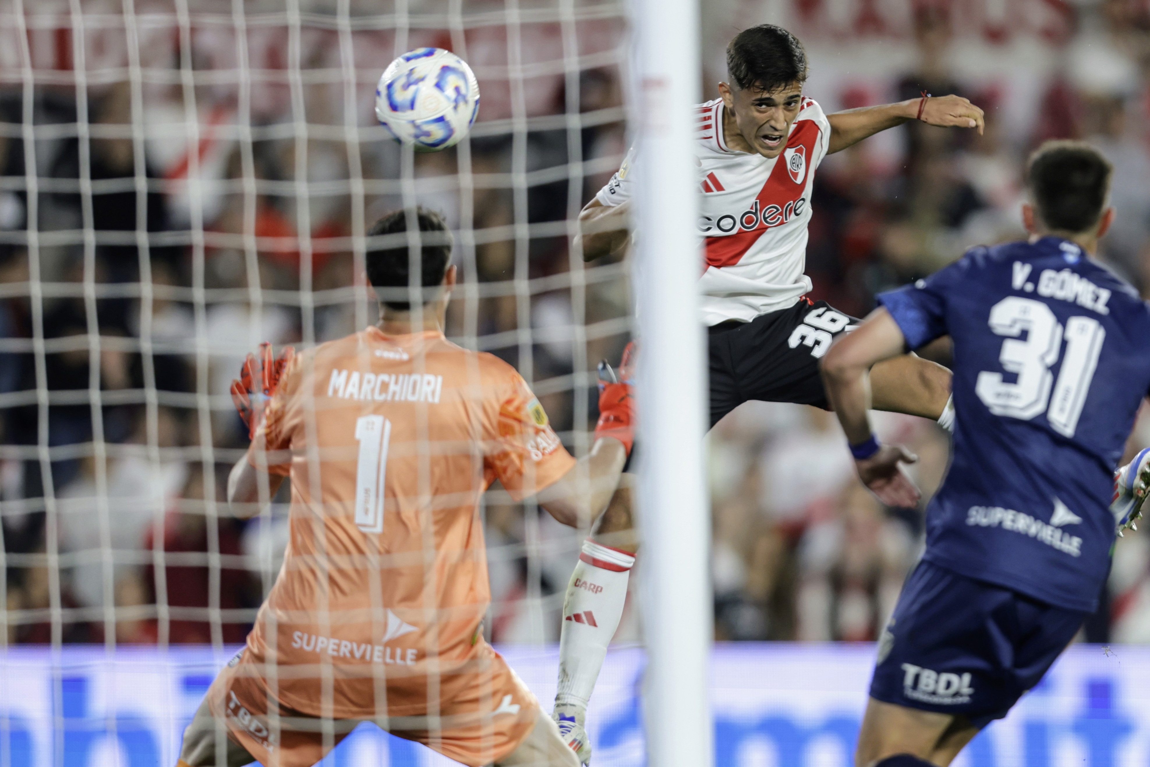 River estuvo cerca de llevarse el triunfo en el final ante el puntero Vélez en el Monumental. 