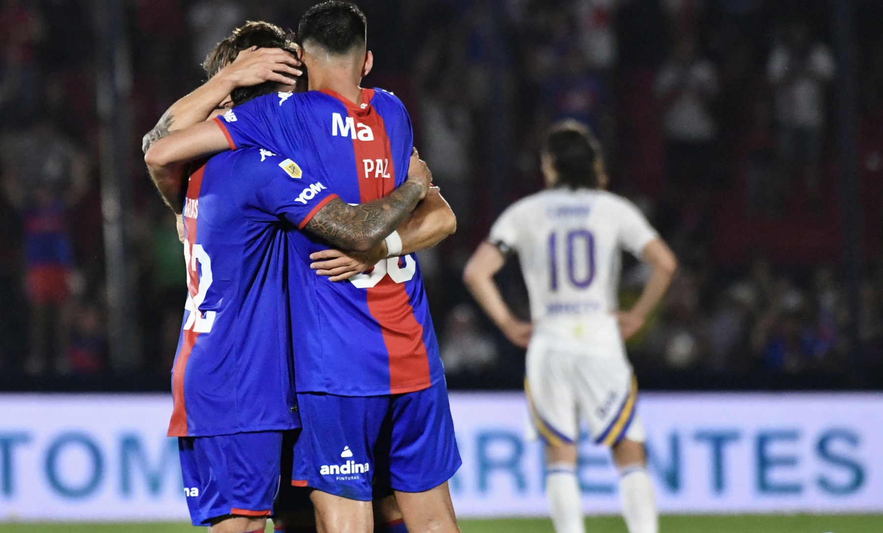 El VAR determinó que el primer gol de Tigre era válido a pesar de dar en la mano de un jugador. Foto: FBaires.