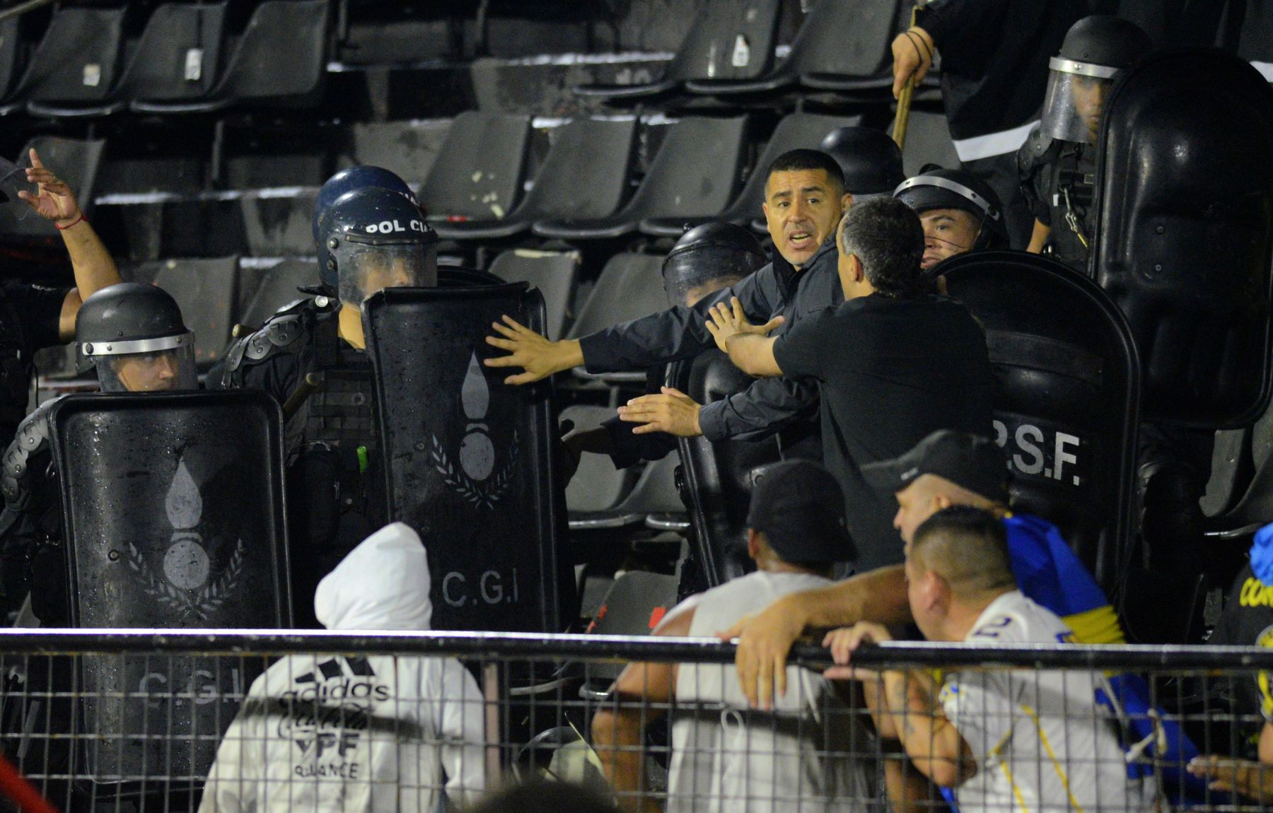 Juan Román Riquelme en la platea de Boca, para intentar calmar a los hinchas. (FBaires)