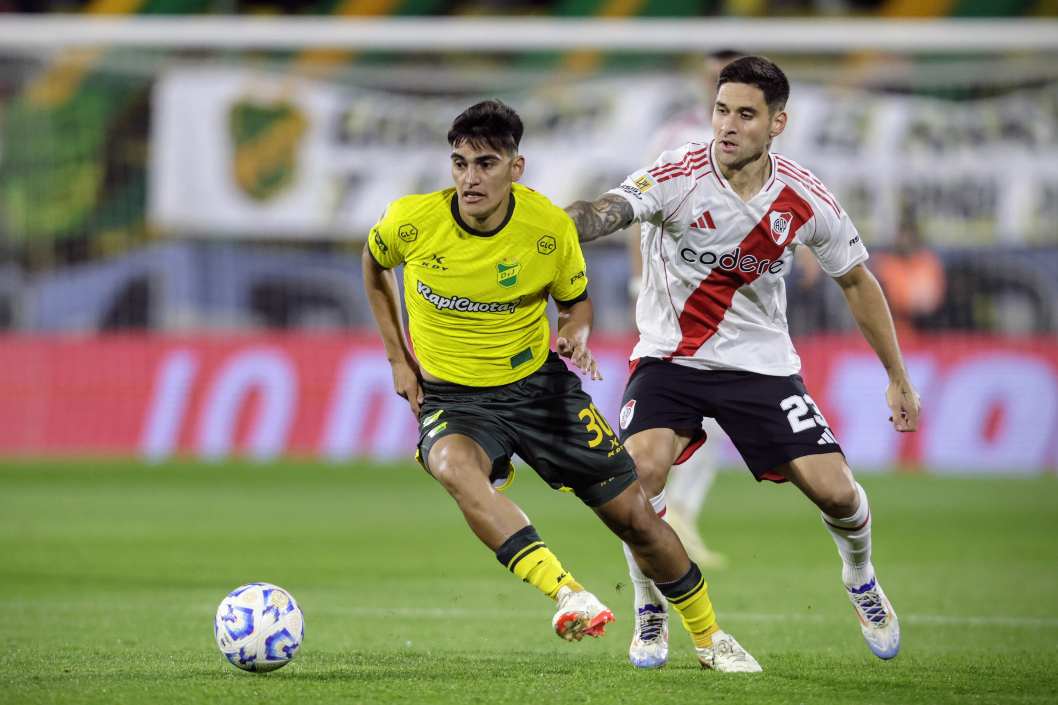 Defensa y Justicia y River, se fueron al descanso sin abrir el marcador.

