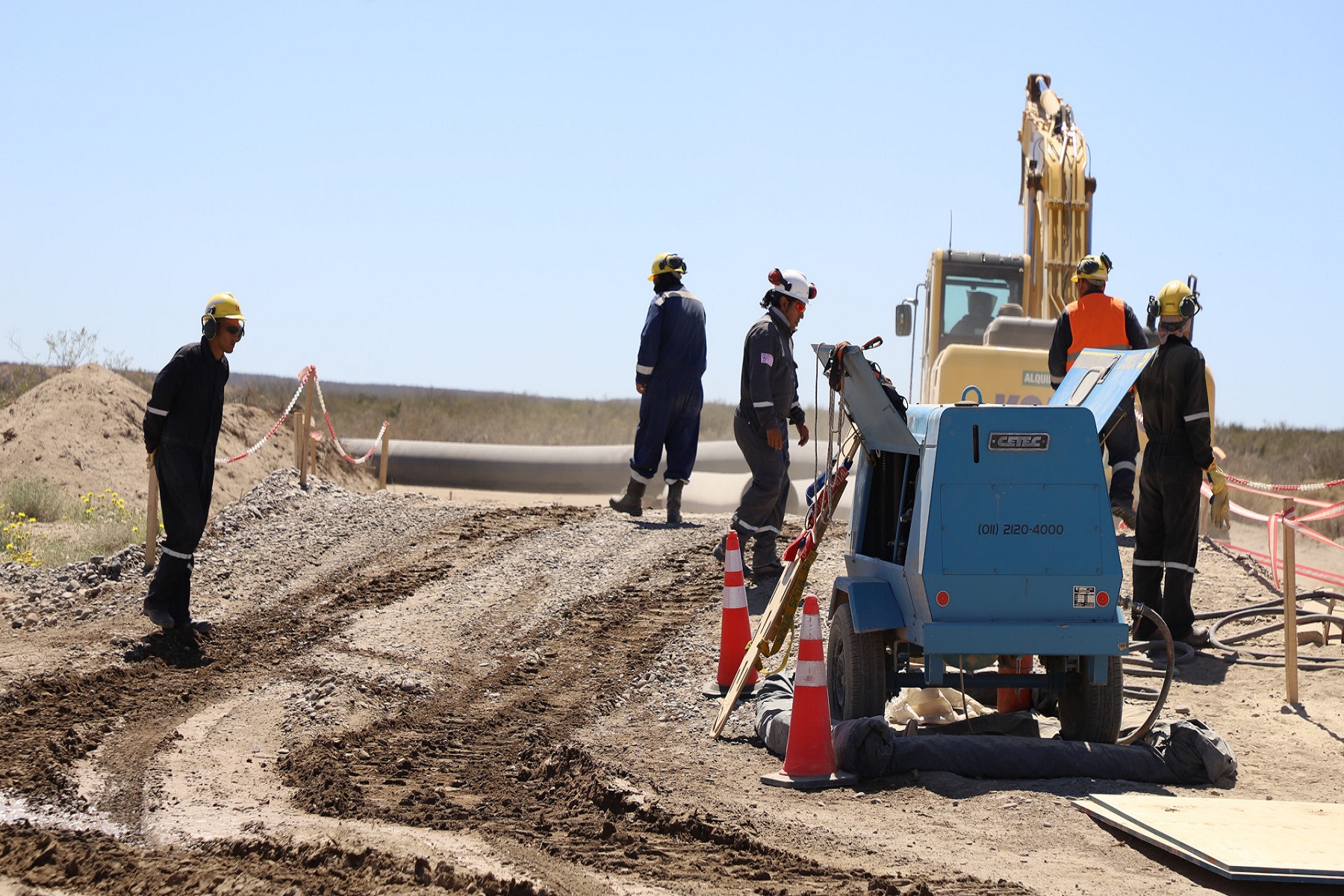 Los equipos de YPF realizan tareas de nivelación y preparación del terreno en la barda norte del Alto Valle. Foto: gentileza.