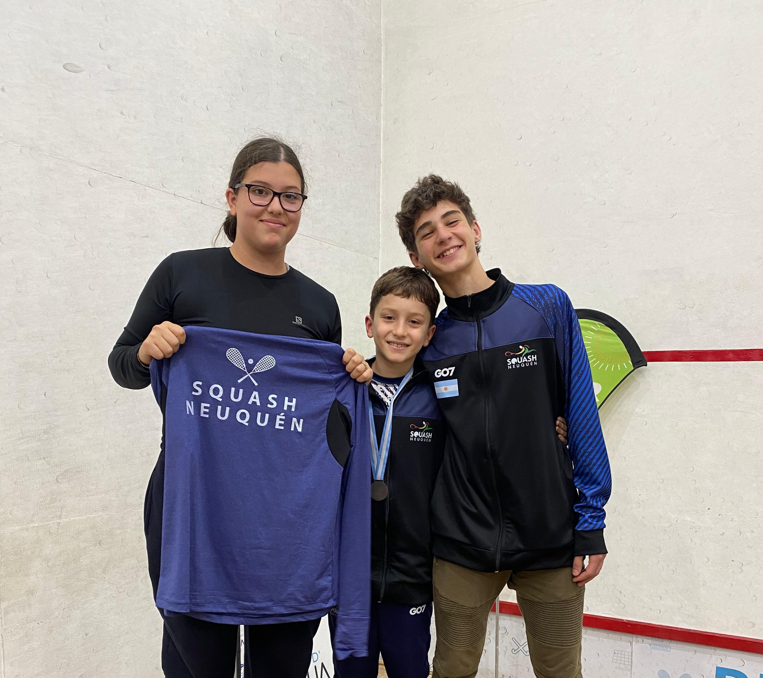 Catalina y Faustino Herrera,
junto a Valentino De Rosa, los jóvenes talentos neuquinos del squash.