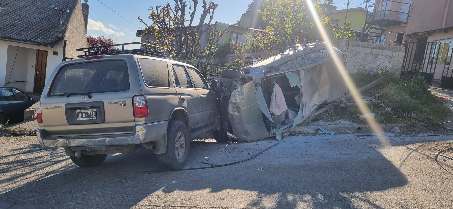 Accidente en Bariloche: paso de largo en una calle que se corta y cayó varios metros. (Gentileza).