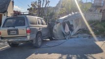 Imagen de Voló sobre el techo de una casa con su auto en Bariloche y cayó por un barranco