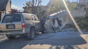 Voló sobre el techo de una casa con su auto en Bariloche y cayó por un barranco