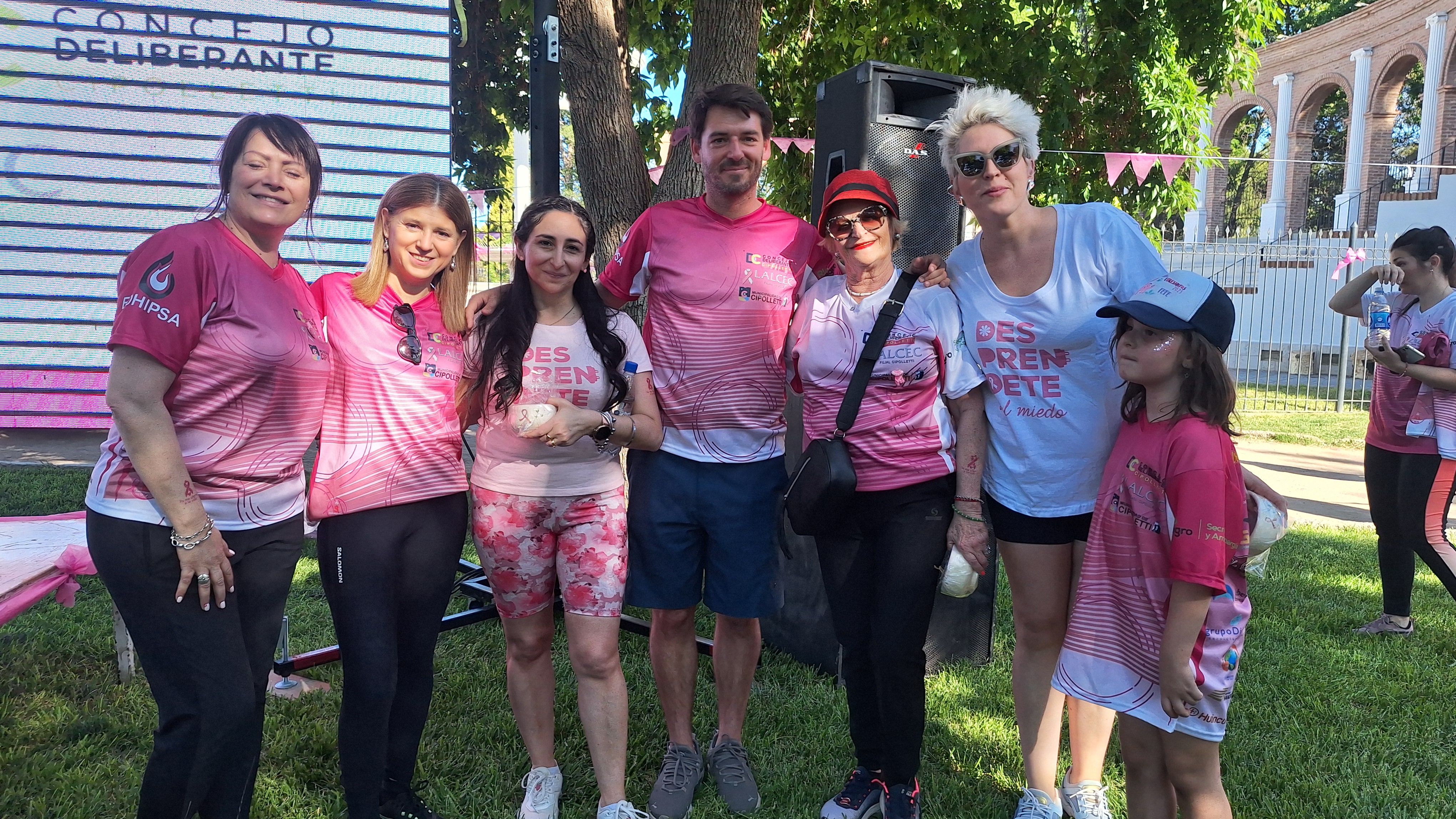 La Secretaría de Deportes organizó actividades como yoga, zumba, y la entrega de camisetas para las participantes.