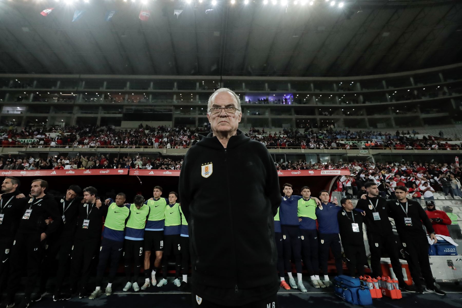 El Loco Bielsa es mirado de reojo en Uruguay y se juega una "final" en el Centenario.