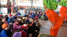 Imagen de Más de mil niños disfrutaron de una obra de teatro sobre los hábitos saludables en Bariloche