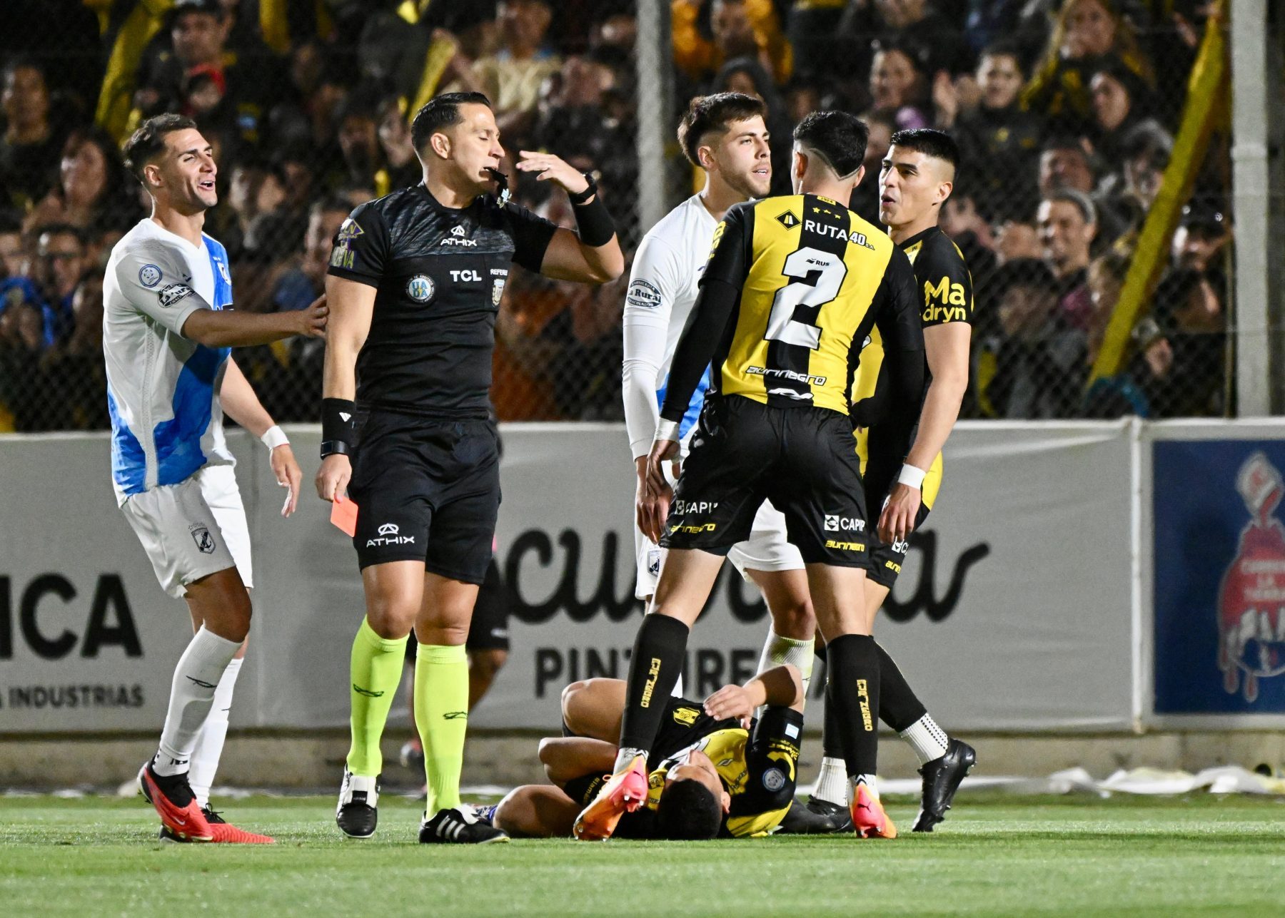 Bruno Amiconi echó a tres jugadores de Brown en el clásico contra Deportivo Madryn. (Foto: Gentileza Daniel Feldman - Diario Jornada)