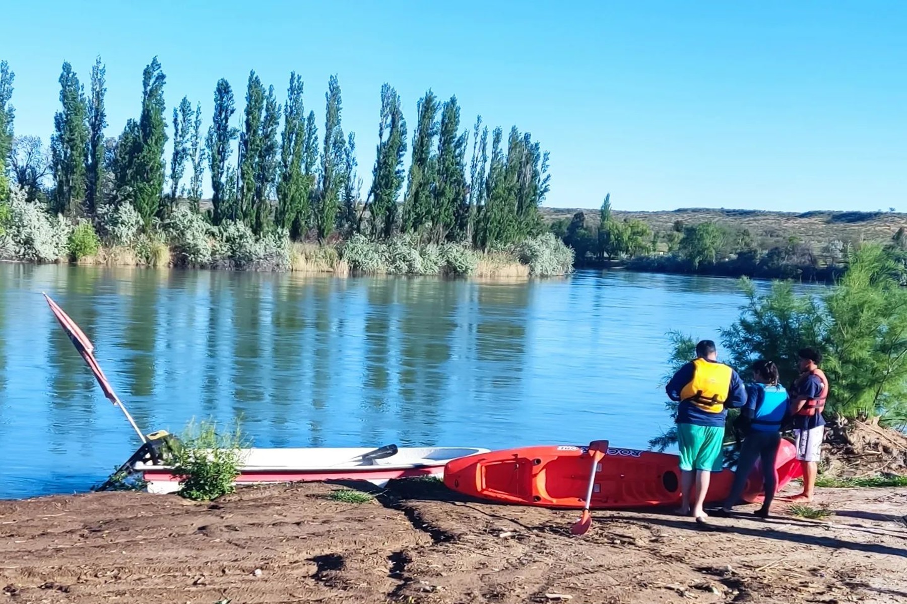 Una persona se arrojó al río Colorado. Foto: gentileza Bomberos Voluntarios.