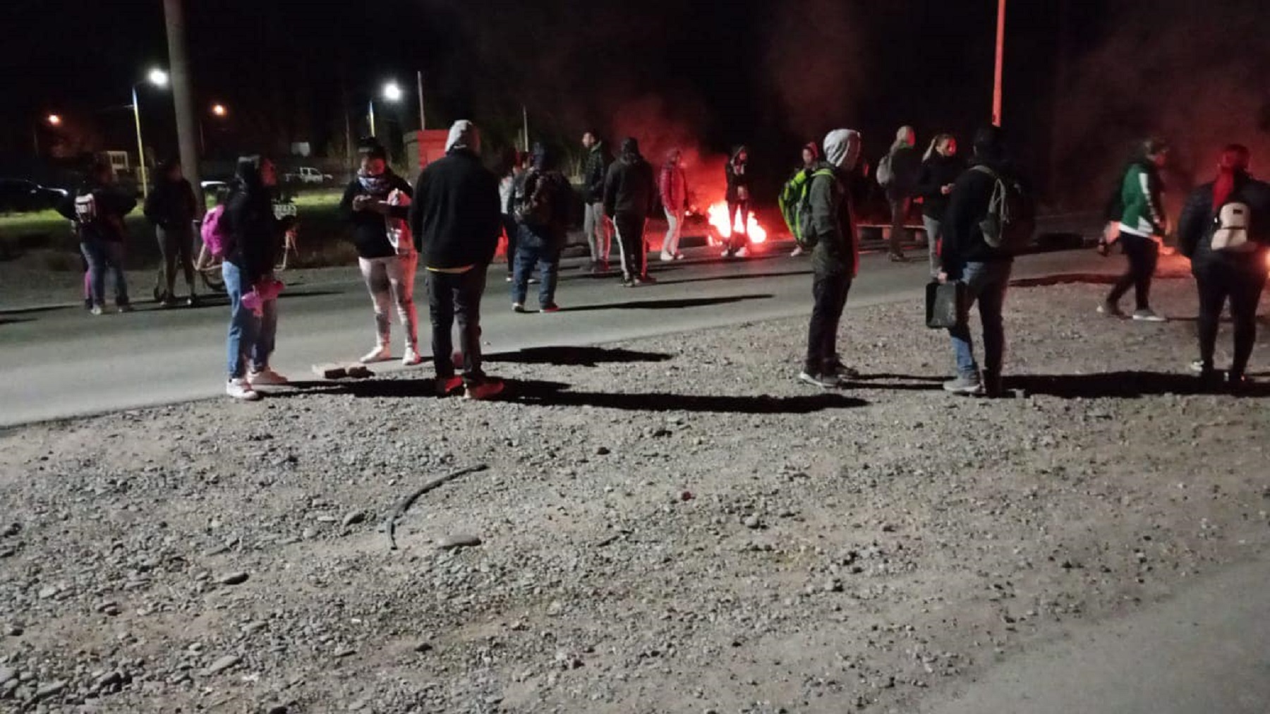 Municipales cortaron la Ruta 7 en Centenario (Gentileza ATE)