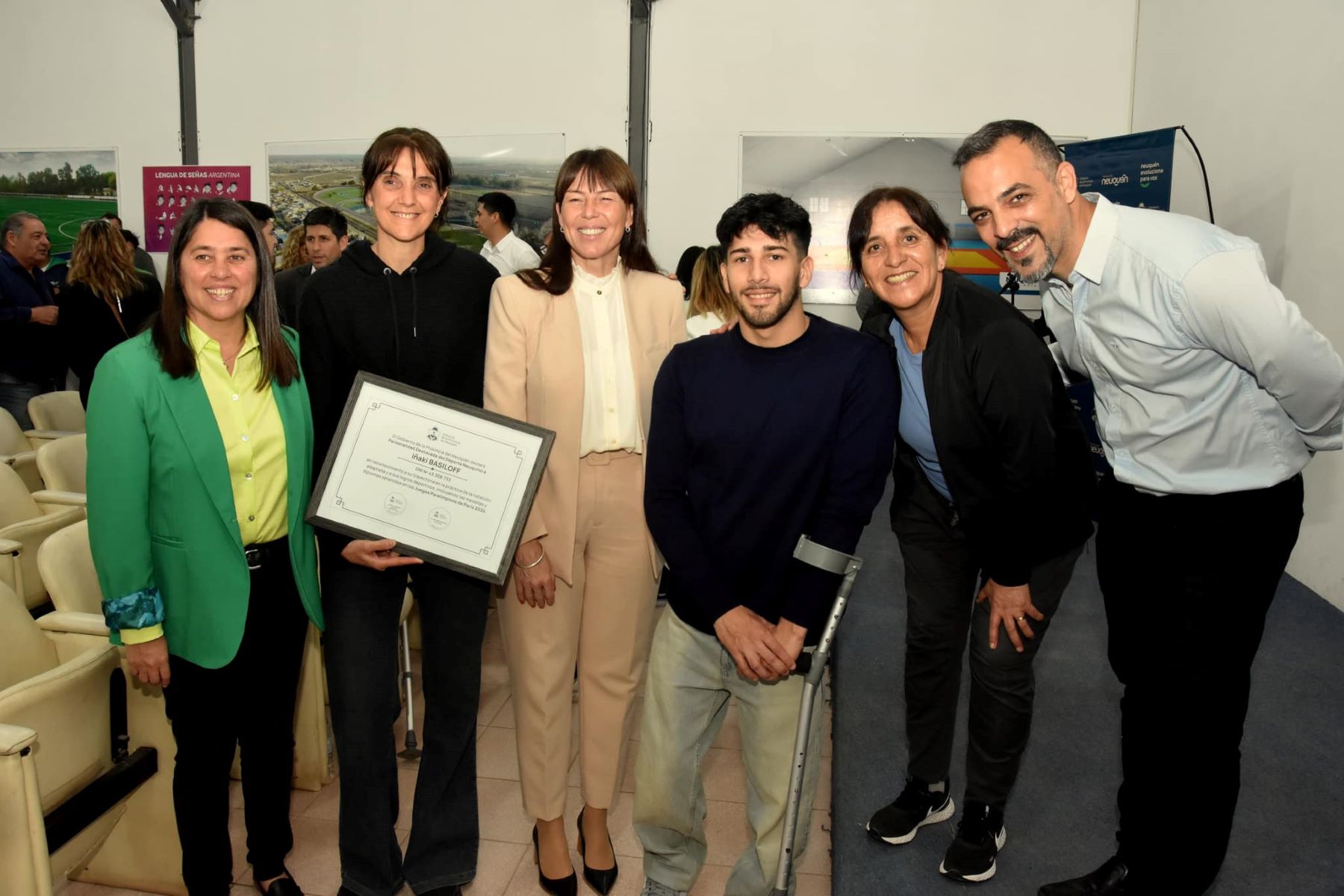 El campeón olímpico tuvo un merecido reconocimiento en la Ciudad Deportiva. (Neuquén Informa)