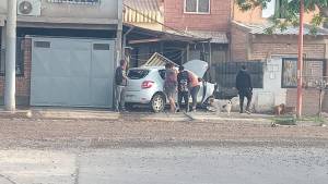 Chocó contra una casa en Cipolletti y quedó incrustado en la reja: hay dos personas heridas