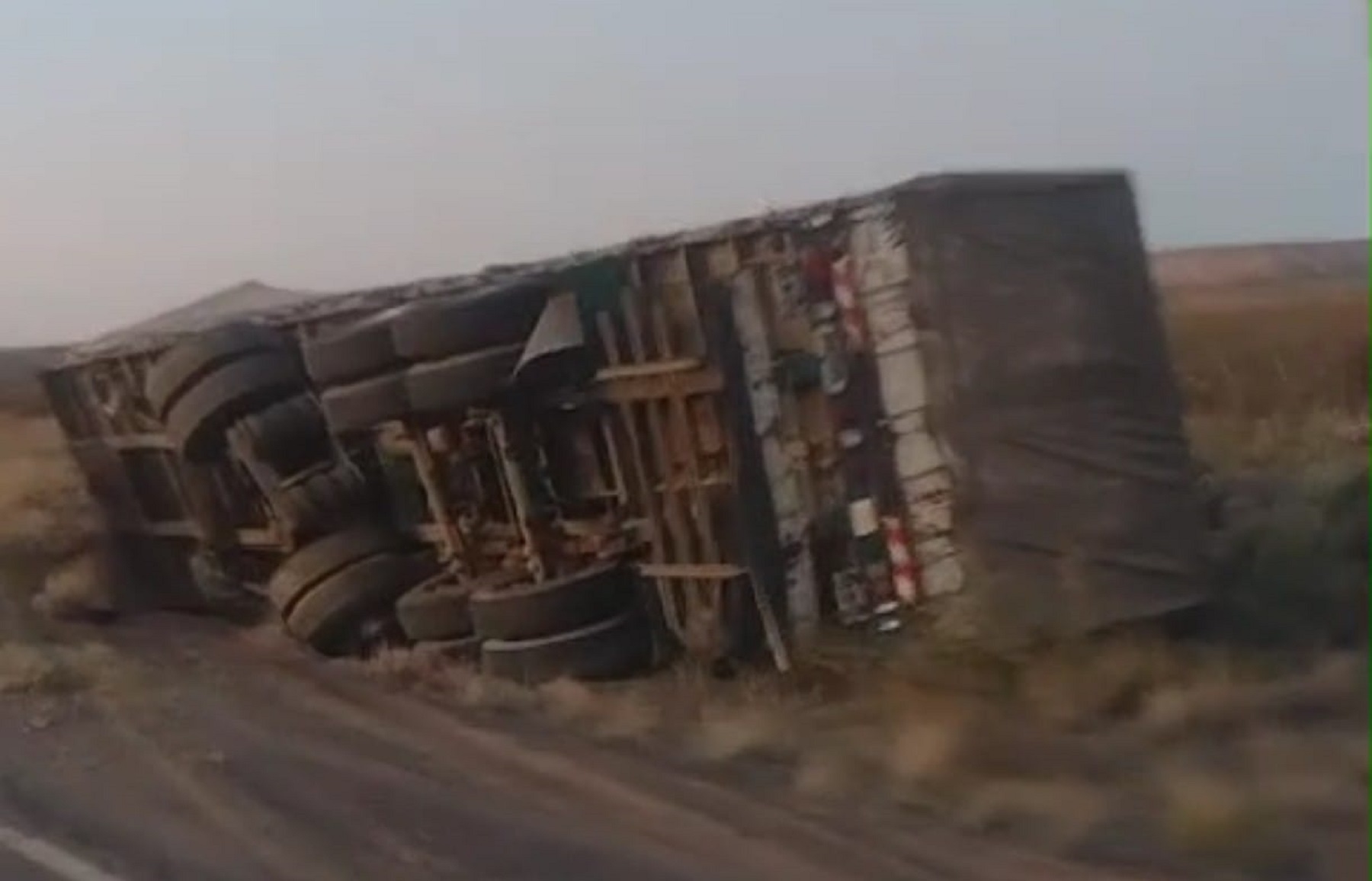 Camión volcó en la Ruta 151 en Catriel.