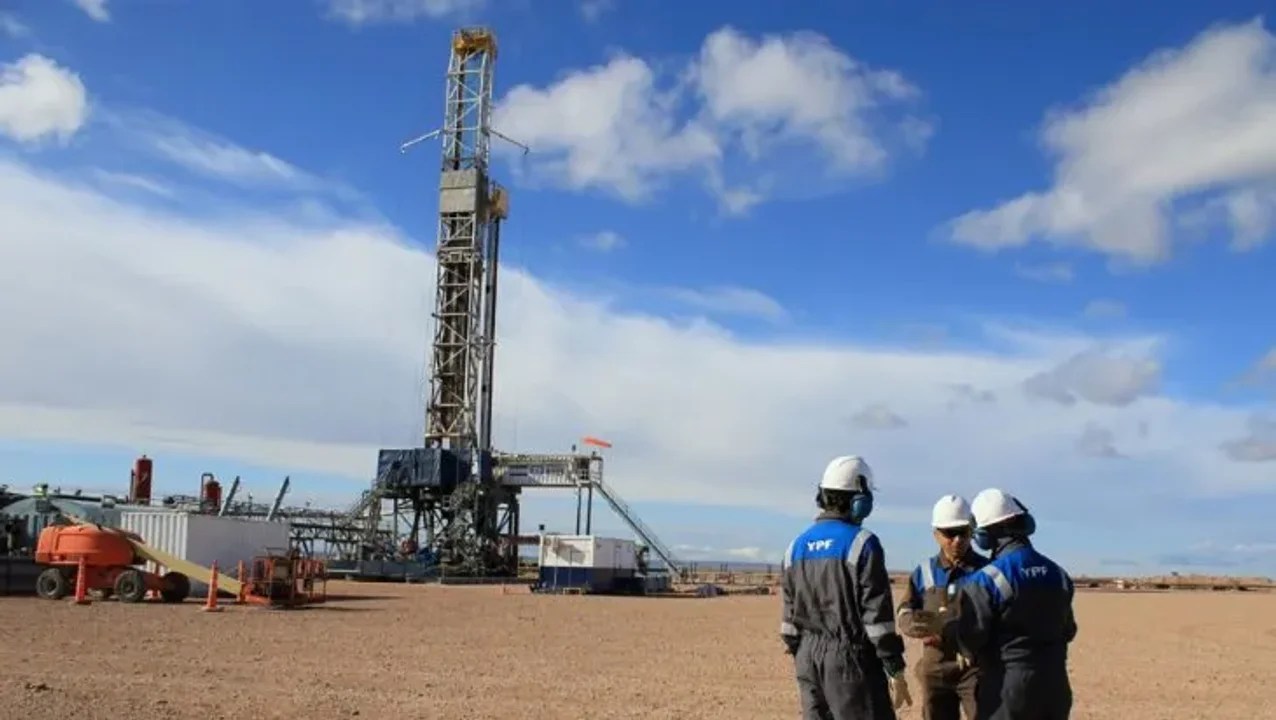 YPF firma la primera cesión de áreas en Chubut. Foto: gentileza. 