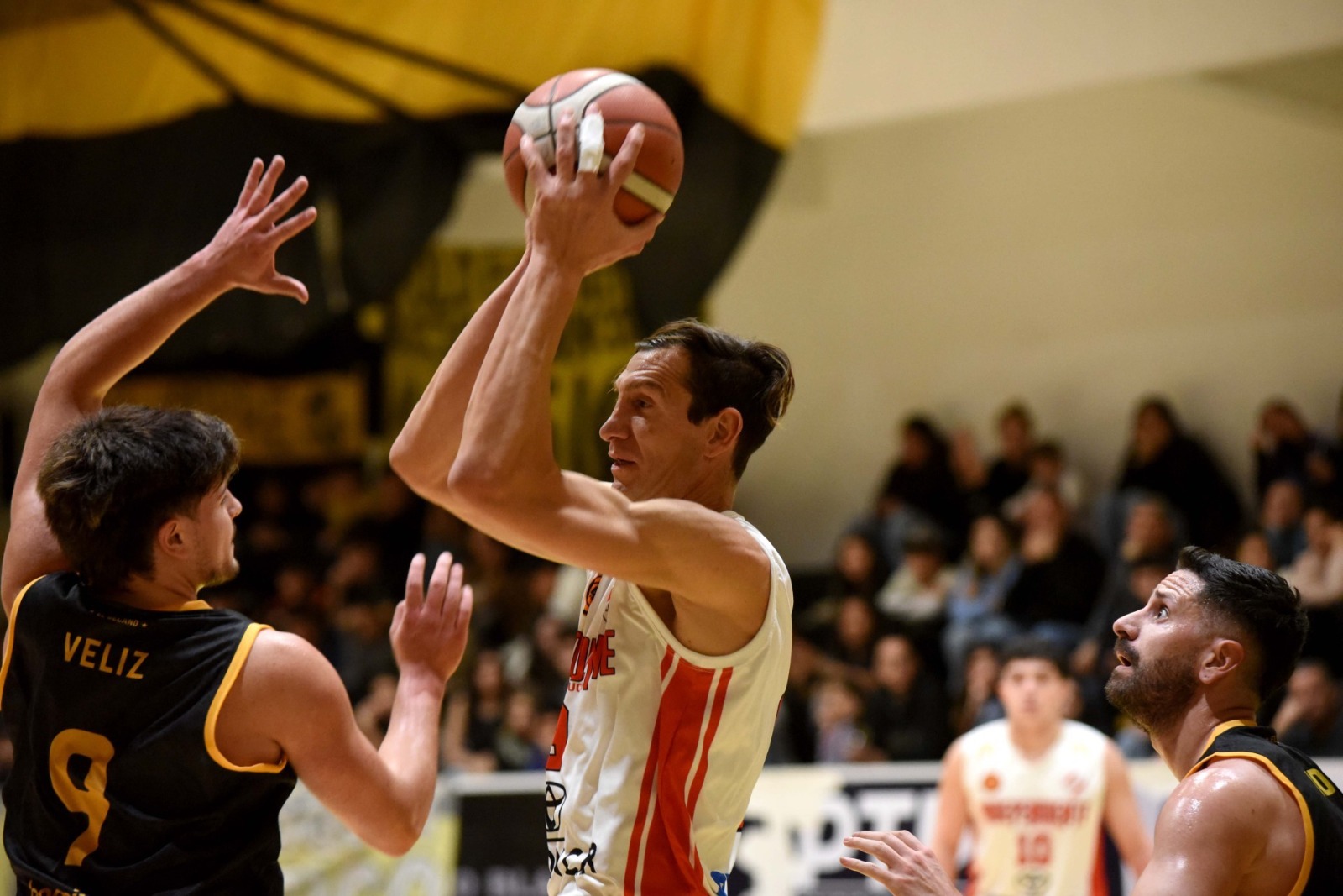 David Veliz vs. Ezequiel Dentis, duelo interno en el clásico de Neuquén. (Foto: Archivo/Matías Subat)