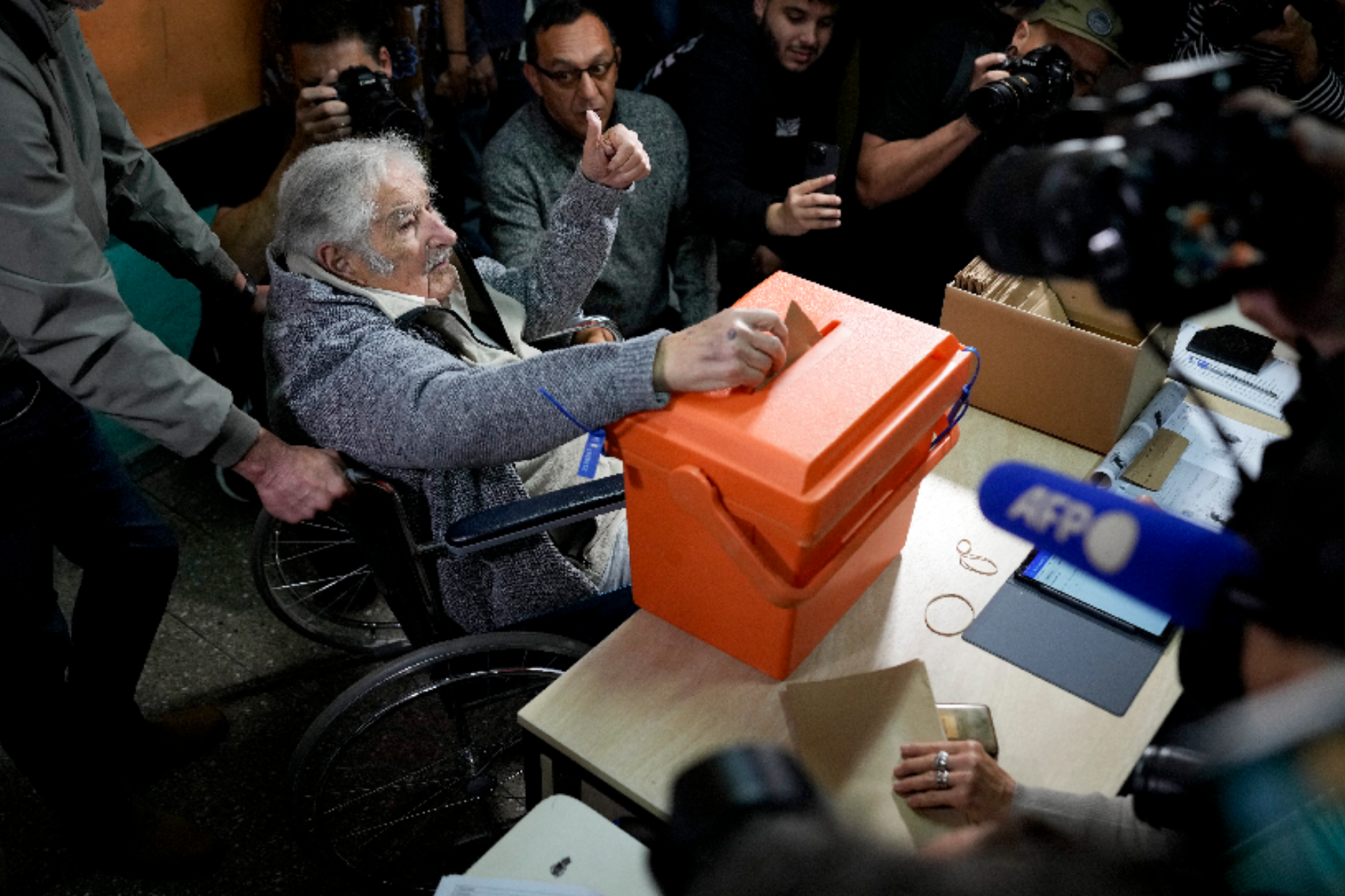 Pepe Mujica ya votó. Foto AP/Natacha Pisarenko.