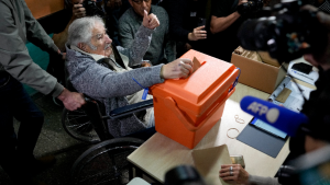 Uruguay elige a su nuevo presidente: ya votó más del 40% del padrón y Yamandú Orsi es el favorito