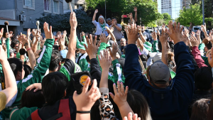 Video | ATE Neuquén aprobó la propuesta salarial del gobierno: hubo empujones y corridas en la asamblea