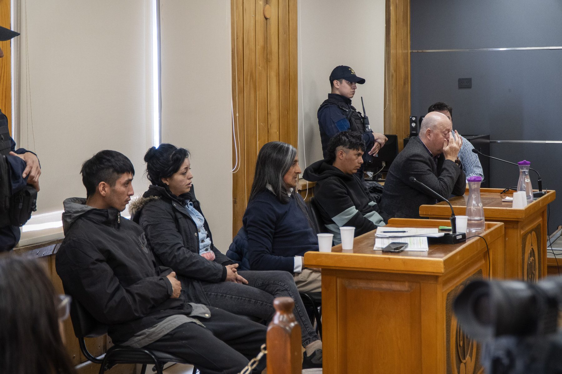 Los imputados escucharon la acusación fiscal junto a sus defensores. (Foto Marcelo Martinez / Patagonia)