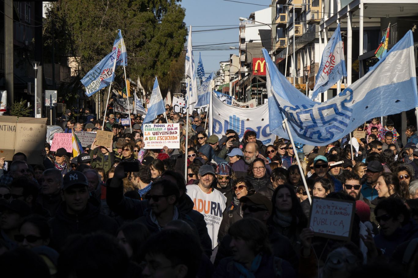 Masiva movilización en defensa de la educación y la universidad pública en Bariloche. Foto: Marcelo Martinez