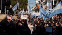 Imagen de La marcha universitaria fue masiva en Bariloche y sumó críticas a Milei y Weretilneck